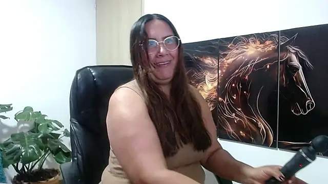 Snapshot of amalia_brunette chatting on June 16, 11:40 pm amalia brunette online show from June 16, 11:40 pm