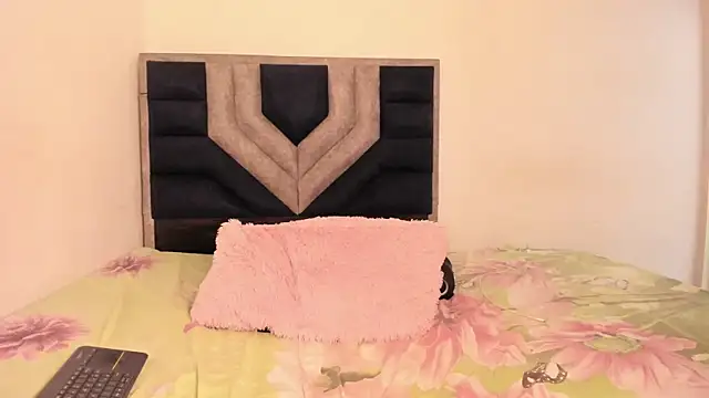 TiiffanyEvans1 online show from March 4, 5:30 pm