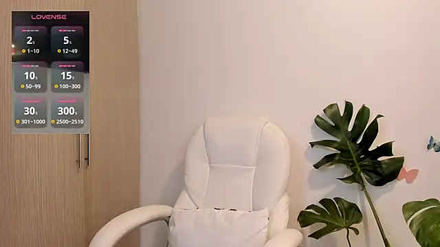 cutewhitneyr online show from January 19, 1:15 pm