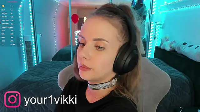 Snapshot of Vikki_Cheese chatting on March 2, 12:32 pm Vikki Cheese online show from March 2, 12:32 pm