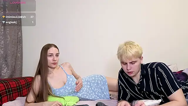 Emily and Ilumi online show from January 18, 7:39 pm