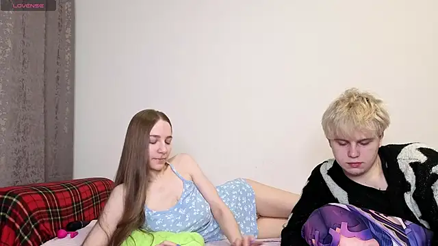 Emily and Ilumi online show from March 1, 6:32 pm