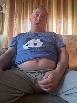 Snapshot of Russirayu chatting on February 1, 8:13 am Russirayu online show from February 1, 8:13 am