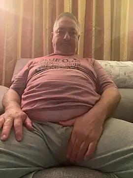 Snapshot of Russirayu chatting on March 8, 10:57 pm Russirayu online show from March 8, 10:57 pm