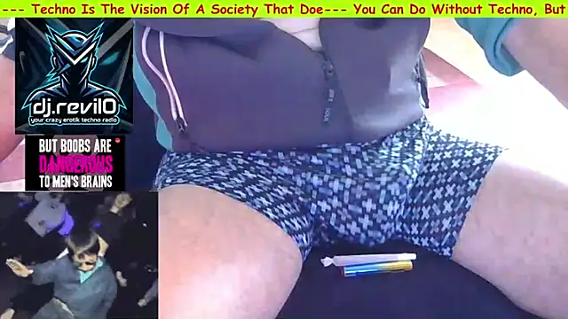 Snapshot of RevilO1180 chatting on June 17, 7:33 am RevilO1180 online show from June 17, 7:33 am