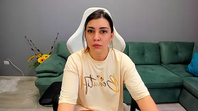 Snapshot of EveEvian chatting on June 18, 2:10 pm EveEvian online show from June 18, 2:10 pm