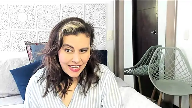 Snapshot of V_monse chatting on February 9, 3:01 pm V monse online show from February 9, 3:01 pm