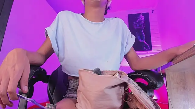 Alahia Rodriguez online show from November 28, 8:00 pm