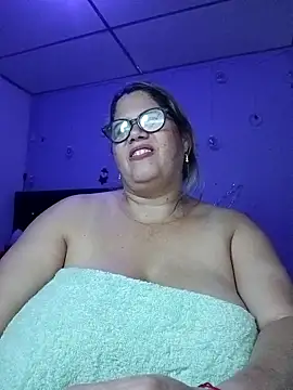 Snapshot of EllisW8 chatting on December 2, 12:27 am EllisW8 online show from December 2, 12:27 am