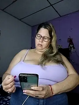 Snapshot of EllisW8 chatting on December 4, 12:14 pm EllisW8 online show from December 4, 12:14 pm