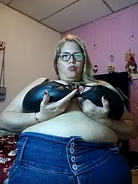 Snapshot of EllisW8 chatting on December 15, 11:53 pm EllisW8 online show from December 15, 11:53 pm