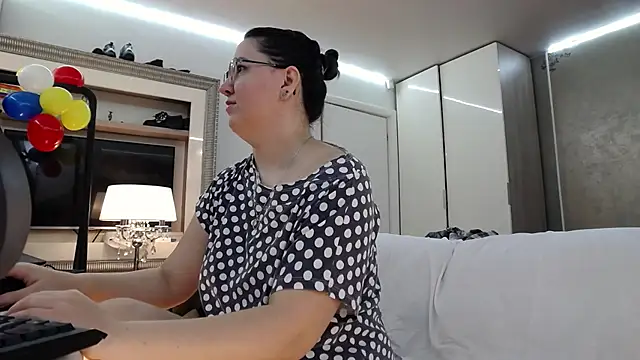 ILoveToFeelU online show from April 29, 11:00 pm