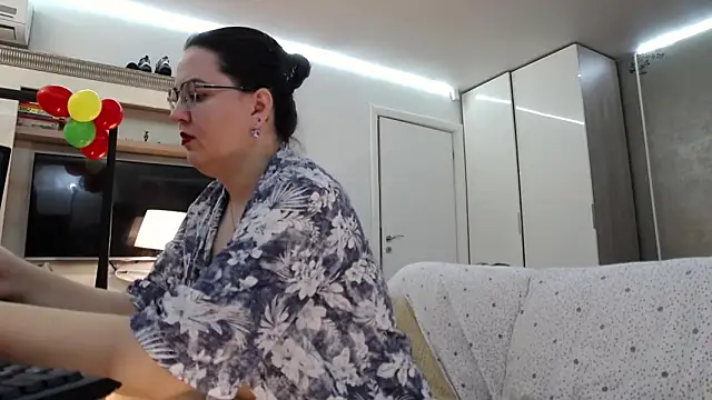 Snapshot of ILoveToFeelU chatting on June 6, 7:29 pm ILoveToFeelU online show from June 6, 7:29 pm