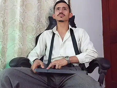 Snapshot of HomeAloneK chatting on May 26, 7:54 pm HomeAloneK online show from May 26, 7:54 pm