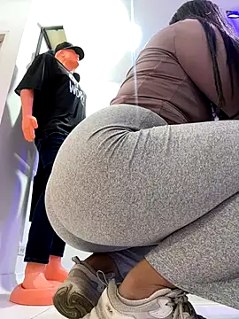 Snapshot of kim_monti chatting on December 4, 9:01 pm kim monti online show from December 4, 9:01 pm