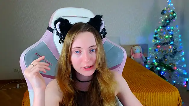 Snapshot of Cowell_Adelina chatting on December 20, 9:27 am Cowell Adelina online show from December 20, 9:27 am