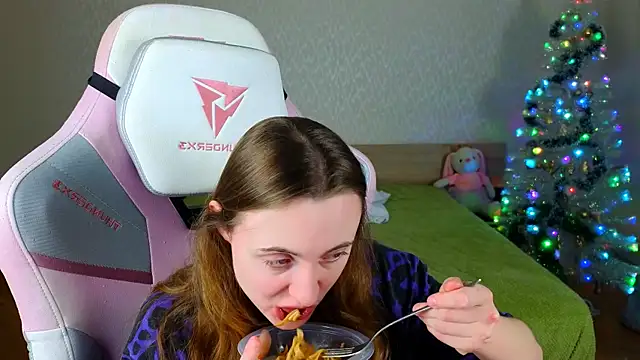 Snapshot of Cowell_Adelina chatting on December 21, 9:27 am Cowell Adelina online show from December 21, 9:27 am