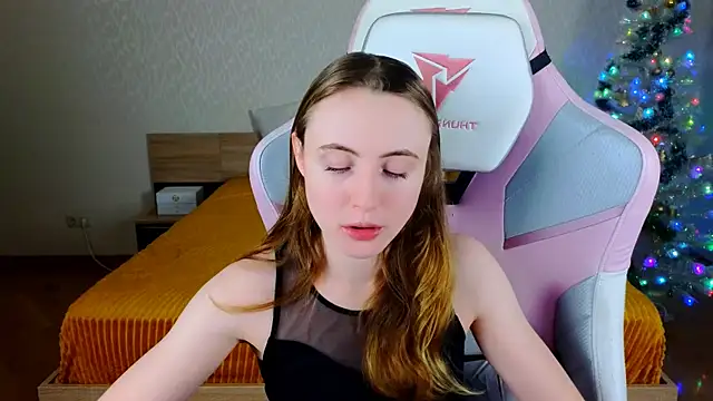 Snapshot of Cowell_Adelina chatting on December 22, 9:28 am Cowell Adelina online show from December 22, 9:28 am