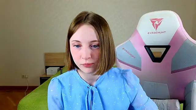 Snapshot of Cowell_Adelina chatting on February 22, 9:30 am Cowell Adelina online show from February 22, 9:30 am