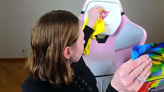 Snapshot of Cowell_Adelina chatting on March 7, 9:17 am Cowell Adelina online show from March 7, 9:17 am