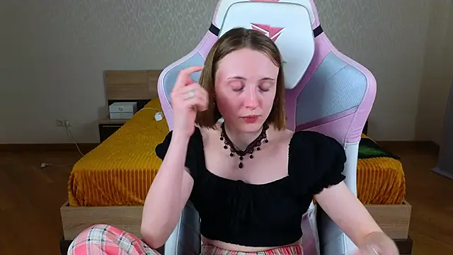 Snapshot of Cowell_Adelina chatting on March 14, 9:26 am Cowell Adelina online show from March 14, 9:26 am