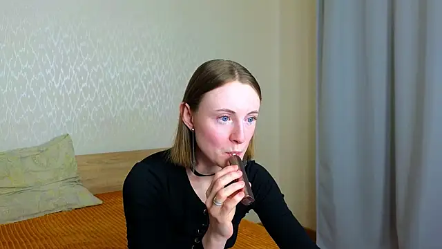 Snapshot of Cowell_Adelina chatting on April 13, 9:26 am Cowell Adelina online show from April 13, 9:26 am
