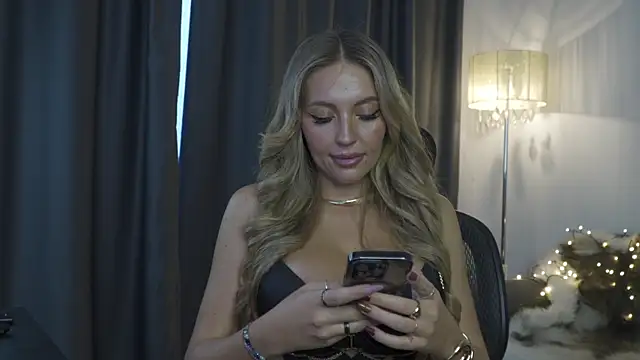 Snapshot of JoanneGG chatting on November 13, 6:45 am JoanneGG online show from November 13, 6:45 am