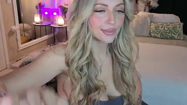 Snapshot of JoanneGG chatting on February 1, 8:02 am JoanneGG online show from February 1, 8:02 am