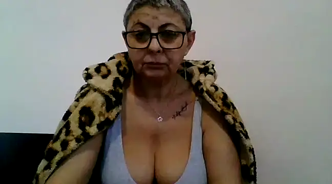 Snapshot of roseblak42 chatting on February 4, 2:43 pm roseblak42 online show from February 4, 2:43 pm