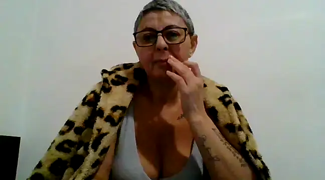 Snapshot of roseblak42 chatting on February 15, 6:01 pm roseblak42 online show from February 15, 6:01 pm