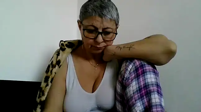 Snapshot of roseblak42 chatting on February 20, 2:35 pm roseblak42 online show from February 20, 2:35 pm