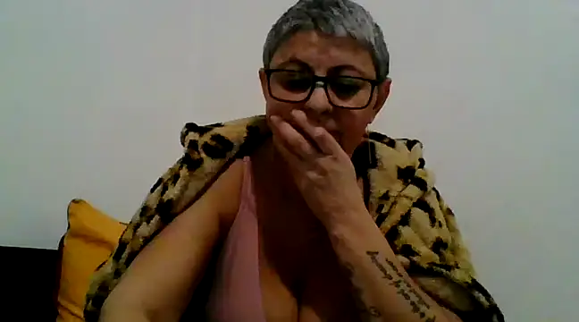 Snapshot of roseblak42 chatting on February 21, 5:20 pm roseblak42 online show from February 21, 5:20 pm