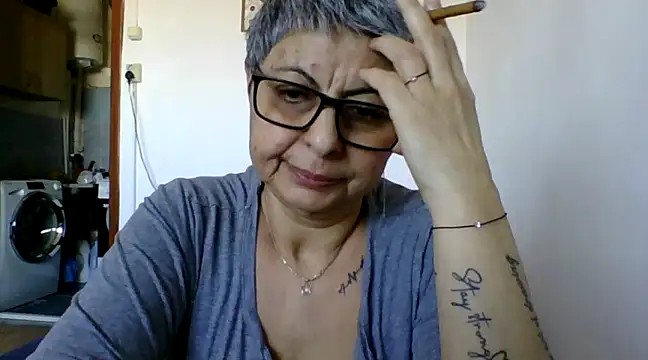 Snapshot of roseblak42 chatting on March 20, 2:21 pm roseblak42 online show from March 20, 2:21 pm