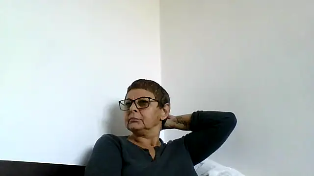 Snapshot of roseblak42 chatting on October 16, 2:18 pm roseblak42 online show from October 16, 2:18 pm