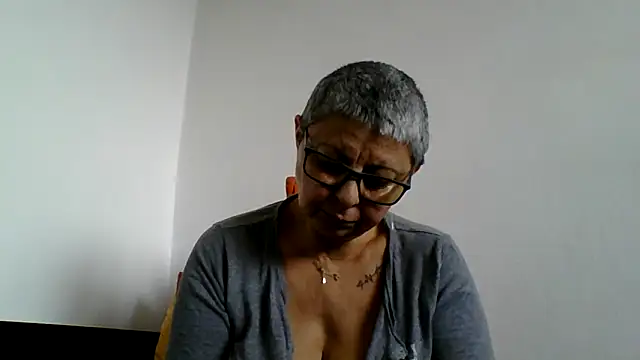 roseblak42 online show from December 15, 9:57 am