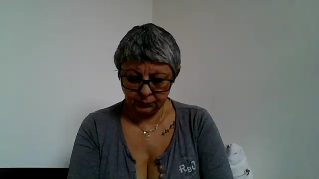 roseblak42 online show from February 4, 8:20 am