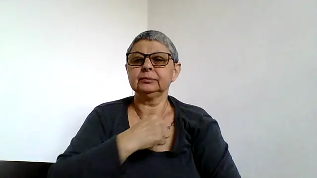 Snapshot of roseblak42 chatting on May 3, 11:49 am roseblak42 online show from May 3, 11:49 am