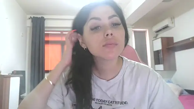 LovelyJulliette online show from June 9, 12:50 pm