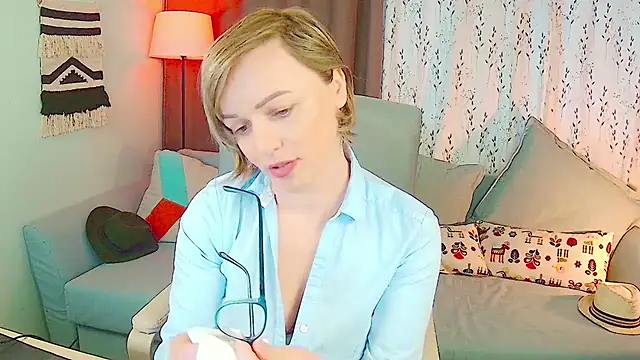 Snapshot of NandiSmile chatting on December 2, 7:47 am NandiSmile online show from December 2, 7:47 am