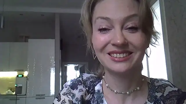 Snapshot of ZarinaSwift chatting on May 12, 4:31 am ZarinaSwift online show from May 12, 4:31 am