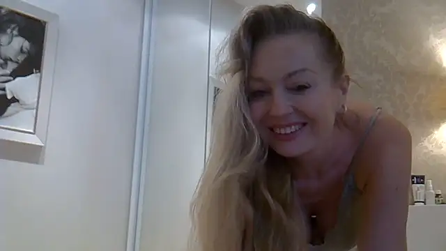 Snapshot of ZarinaSwift chatting on June 19, 6:29 am ZarinaSwift online show from June 19, 6:29 am