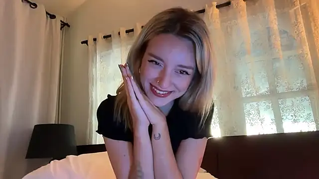 Snapshot of SirenaBelle chatting on December 14, 12:49 am SirenaBelle online show from December 14, 12:49 am