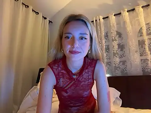 Snapshot of SirenaBelle chatting on December 14, 10:25 pm SirenaBelle online show from December 14, 10:25 pm