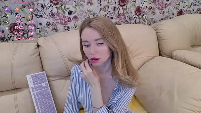 Snapshot of Bambixxxbaby chatting on March 4, 4:49 am Bambixxxbaby online show from March 4, 4:49 am