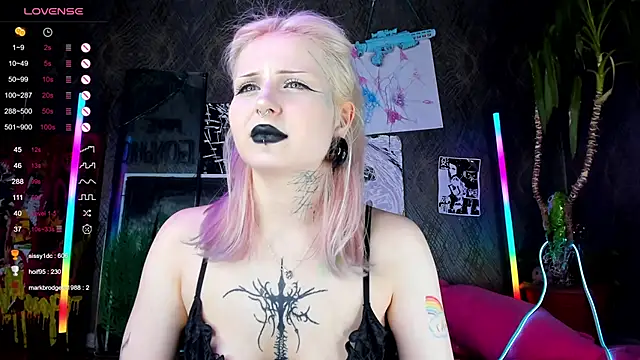 Snapshot of little_grinch666 chatting on March 22, 12:39 am little grinch666 online show from March 22, 12:39 am