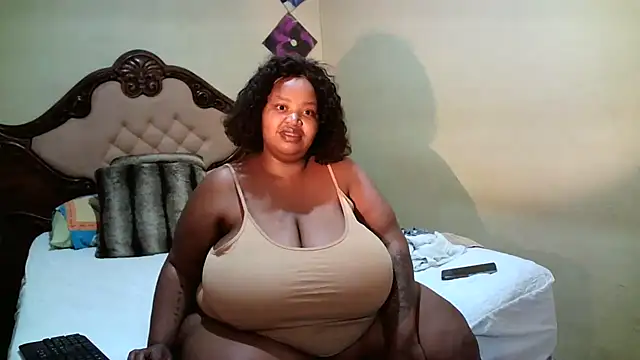 Snapshot of HOTBIGMELONSxx chatting on June 9, 9:26 pm HOTBIGMELONSxx online show from June 9, 9:26 pm