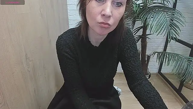 ZoeEast online show from December 14, 1:27 pm