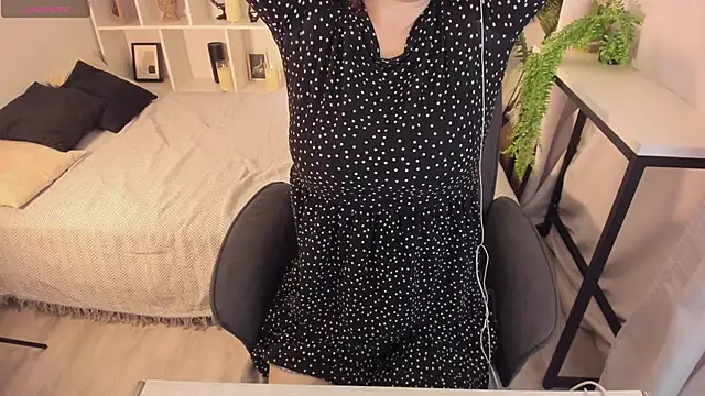 ZoeEast online show from November 12, 1:00 pm