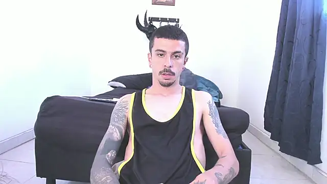 Snapshot of Aaron_BigDickxxx chatting on May 24, 3:50 pm Aaron BigDickxxx online show from May 24, 3:50 pm