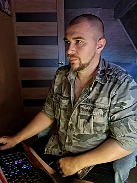 Snapshot of Foxyshaved chatting on July 9, 5:00 am Foxyshaved online show from July 9, 5:00 am